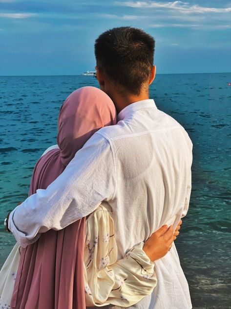 Couple Beach Pictures, Islamic Couple, Gift Basket Ideas For Couples, Muslim Couple Photography, In Sha Allah, Mode Abaya, Cute Muslim Couples, Couple Picture, Muslim Couple