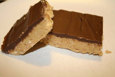 Albuquerque Public Schools secret Gold Bar recipe. These things are delicious! Reese's Peanut Butter Bars, Chocolate Eclair Dessert, Easy Tiramisu Recipe, Oreo Fudge, Peanut Butter Chocolate Bars, Butter Bars, Holiday Dessert Recipes, Cereal Bars, Gold Bars