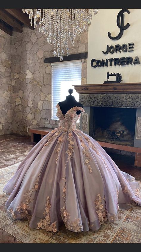 Aesthetic Quinceanera Dresses, Lavender Quince Dress, Moda2000 Quince Dresses, Gold Sweet 16 Dresses, Purple Quince Dress, Gold Quince Dress, Quinceñera Ideas, Xv Dresses, Purple Quince