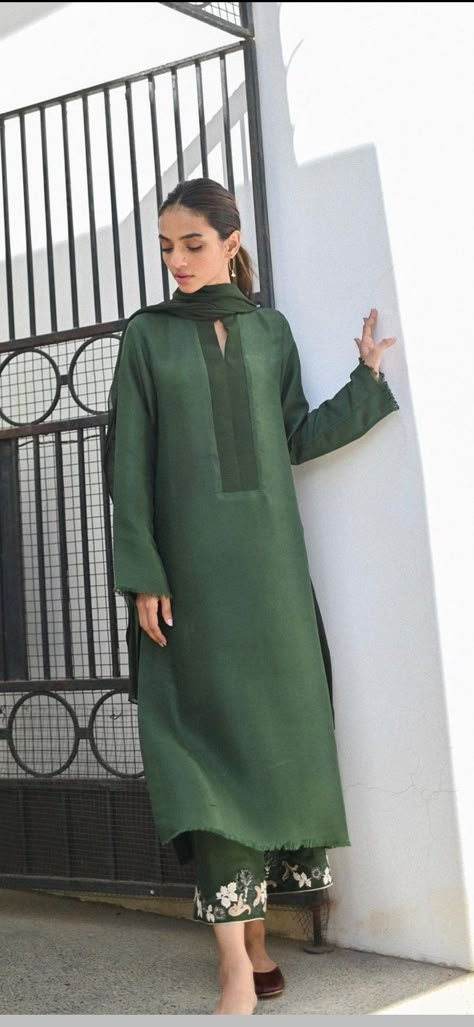 Simple Party Wear Dress Indian, Simple Party Wear Dress, Simple Party Wear, Pakistani Style, Pakistani Fashion Casual, Creative Christmas Trees, Casual Indian Fashion, Pakistani Fancy Dresses, Pakistani Dresses Casual