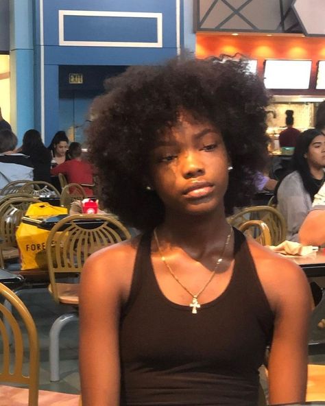 Restaurant Selfie, Curly Hair Afro, Afro Beauty, Cabello Afro Natural, Masc Women, Hair Afro, Pretty Ppl, Beauty Natural, Hair Reference