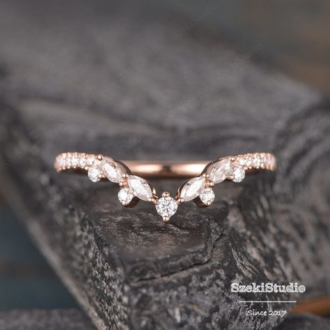 "Cluster Moissanite Wedding Band Rose Gold Marquise Curved Ring Unique V Shaped Chevron Matching Stack Dainty Bridal Promise Custom Made ITEM INFORMATION: Metal Type- Solid 14K Rose Gold Ring Size Available- US3# -10# Wedding Band: Stone - Natural Diamond Or Moissanite in the drop down menu Weight - 0.32ct Clarity - SI Color - H *Side stones are available in moissanite and diamonds, click the drop-down box to select. **Stone Replacement** Available with any other gemstones, please feel free to c Nesting Band For Oval Ring, Curved Wedding Band With Engagement Ring, Curved Wedding Ring, Band Ideas, Wedding Ring Unique, Curve Ring, Wishbone Ring, Australian Wedding, September Birthstone Rings