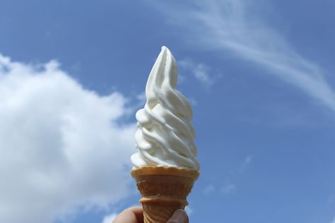 Copycat Dairy Queen Soft Serve Recipe - Recipes.net Dairy Queen Soft Serve Recipe, Soft Serve Recipe, Soft Serve Ice Cream Recipes, Breakfast Cocktails, Gelato Ice Cream, Serve Ice Cream, Ice Cream At Home, Frozen Custard, Dairy Queen