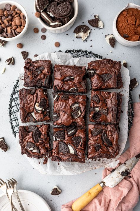 Thick, chewy, fudgy, and full of Oreos this Oreo brownie recipe is a family favorite. Starting with a rich, chocolatey brownie base filled with a layer or whole Oreo cookies more brownie and then crushed Oreos on top. Step-by-step photos show you how to make these delicious brownies. Oreo Brownies Recipe, Brownie Oreo, Brownie Packaging, Brownie Toppings, Oreo Brownies, Delicious Brownies, No Bake Brownies, Brownies Recipe, Brownie Recipe