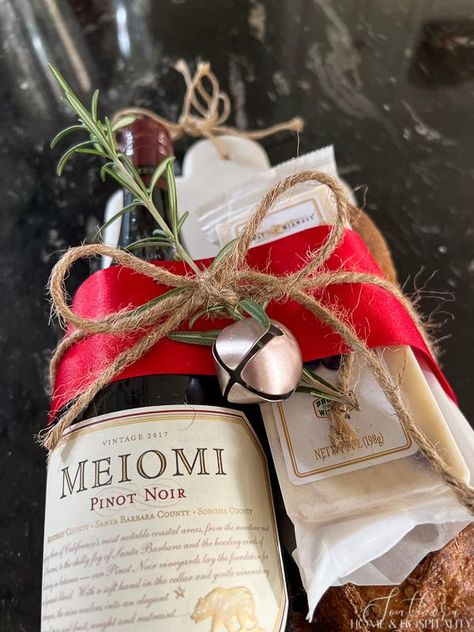 Creative ways to up your hostess gift game from just the ho-hum bottle of wine! Wine Gift Box Ideas, Alcohol Gift Baskets, Wine Hostess Gift, Diy Hostess Gifts, Cheese Board Gift Set, Holiday Wine Gift, Gift Card Presentation, Mistletoe And Wine, Christmas Hostess Gifts