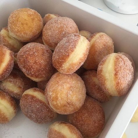 Doughnut Balls, Cinnamon Balls, God Mat, Think Food, Food Goals, A Cup Of Coffee, Cinnamon Sugar, Food Obsession, Cafe Food