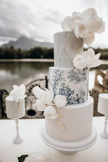 Chinoiserie Wedding, Geometric Cake, Hand Painted Cakes, Wedding Cake Ideas, Marble Wedding, Wedding Cakes Blue, Gorgeous Wedding Cake, Chinese Pottery