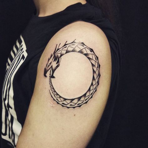 this infinity symbol is just what your tattoo collection is missing Ouroboros Tattoos, Ouroboros Infinity, Jormungandr Tattoo, Ouroboros Symbol, Infinity Snake, Tattoo Circle, Tattoo Journal, Dragon Tattoo Meaning, Ouroboros Tattoo