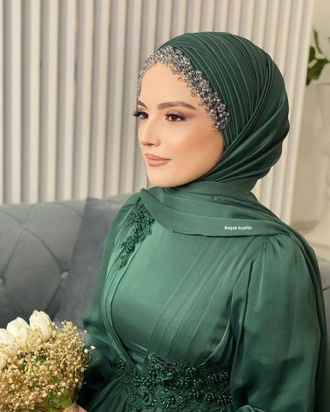 Bride Hijab Style, Hijab Style For Wedding, Headpiece Hijab, Hijabi Bride, Wedding Hijab Styles, Bridal Hijab Styles, Muslim Wedding Gown, Islamic Modest Fashion, Bride Hijab