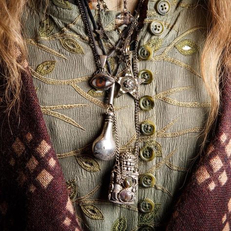 Costume Designers selected patterns with ovals and textiles with tiny mirrors to make Professor Trelawney appear as if she was covered in… Professor Trelawney, Warner Bros Studio Tour, Warner Bros Studio, Harry Potter Cosplay, Bellatrix Lestrange, Harry Potter Costume, Studio Tour, Harry Potter Party, Pink Eyes