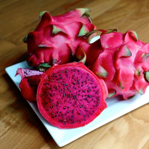 Purple Dragon Fruit, Dragon Fruit Varieties, Dragon Fruit Tree, Dragon Fruit Pitaya, Pink Dragon Fruit, Dragon Fruit Plant, Red Dragon Fruit, Buah Naga, Fruit Du Dragon