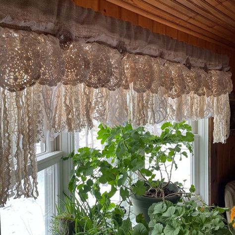 Custom Rustic Unique Burlap Beige Lace Bedroom Curtain Valance - Etsy Rv Curtain Ideas, Doily Curtains, Lace Bedroom, Bohemian Chic Living Room, Bedroom Valances, Kitchen Drapes, Lace Window Treatments, Rustic Window Treatments, Kitchen Window Valances