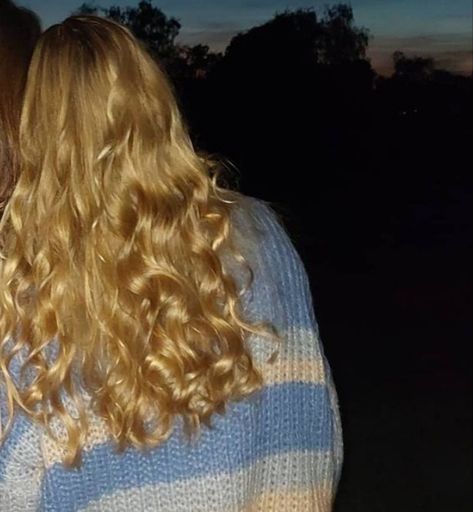 Golden Blonde Hair Aesthetic, Golden Hair Aesthetic, Strawberry Blonde Aesthetic, Long Golden Blonde Hair, Long Luscious Hair, Blonde Wavy Hair, Vacation Hairstyles, Golden Blonde Hair, Hairstyles 2024