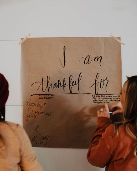 Friendsgiving Thankful Wall, Friendsgiving Outside Ideas, Friendsgiving Bible Study, Friendsgiving Church Ideas, Happy Friendsgiving Banner, Fall Invites Party, Friendsgiving Christmas Party Ideas, Work Friendsgiving Ideas, Friendsgiving On A Budget