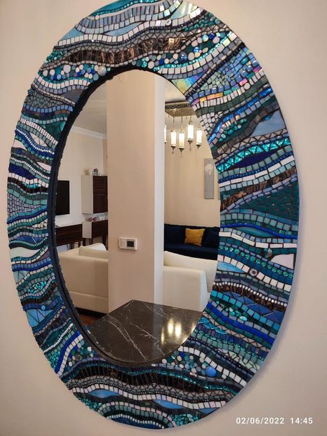 Mirror Border Diy, Mosiac Mirror, Tile Mirror Frame, Glass Mosaic Mirror, Mosaic Mirror Frame, Mosaic Art Diy, Mirror Frame Diy, Interior Mirror, Wooden Plank