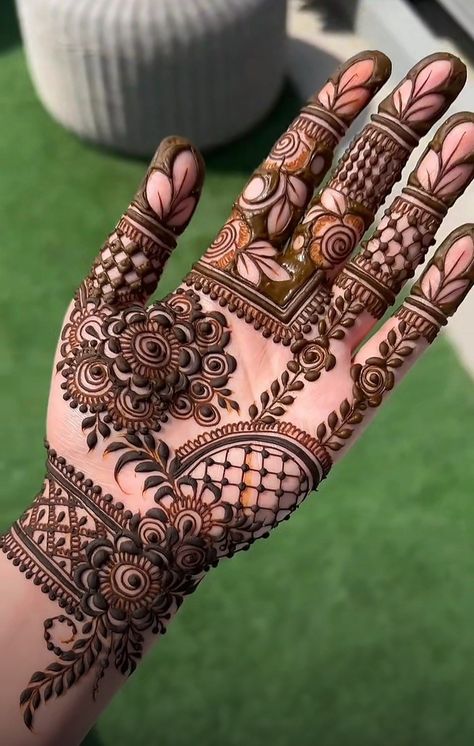 Stylish Mehendi Designs For Hands Palm, New Latest Mehndi Design 2024, Mehndi Design For Back Hand Simple, Mendhi Front Design, Lower Hand Mehndi Designs, Palm Mehndi Design Front Hand, Front Side Mehandi Designs, Arabic Khafif Mehndi Designs, Bridal Henna Designs Front Hand