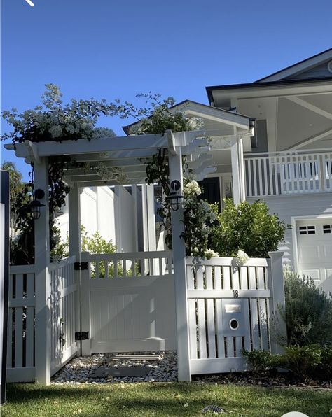 Bowral House, Hamptons Style Exterior, Hamptons Fence, Paddington House, Front Fences, House Frontage, Chloe Core, Hamptons Garden, Garage Inspiration