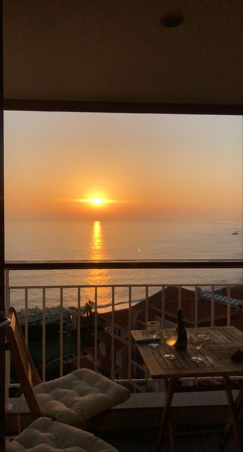 Beach View House, Hotel Sunset, Beach Balcony, Girls Apartment, Beach House Aesthetic, Big Balcony, Water Sunset, Hotel California, Morning View