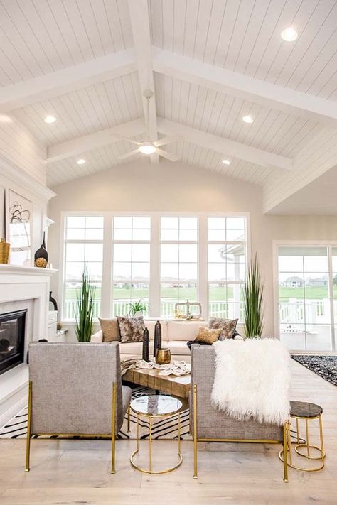 Vaulted Ceiling Design #ceiling #livingroom #vaulted #decorhomeideas Vaulted Ceiling Decor, Vaulted Ceiling Beams, Vaulted Ceiling Ideas, Vaulted Ceiling Lighting, Vaulted Ceiling Kitchen, Vaulted Ceiling Living Room, Shiplap Ceiling, Living Room Design Decor, Home Ceiling