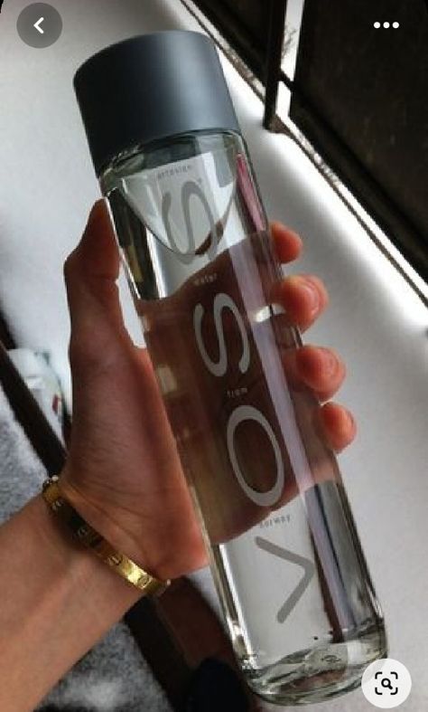 Agua Voss, Voss Water Bottle, Voss Water, Stylish Water Bottles, Trendy Water Bottles, Modele Fitness, Bottle Design Packaging, Water Aesthetic, Cute Water Bottles