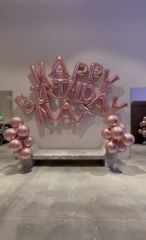 Kardashian Birthday Decor, Kylie Jenner Birthday, Surprise Birthday Decorations, Sweet Sixteen Birthday Party Ideas, 21st Bday Ideas, Jasmine Birthday, Balloon Garland Diy, Birthday Goals, Birthday Basket