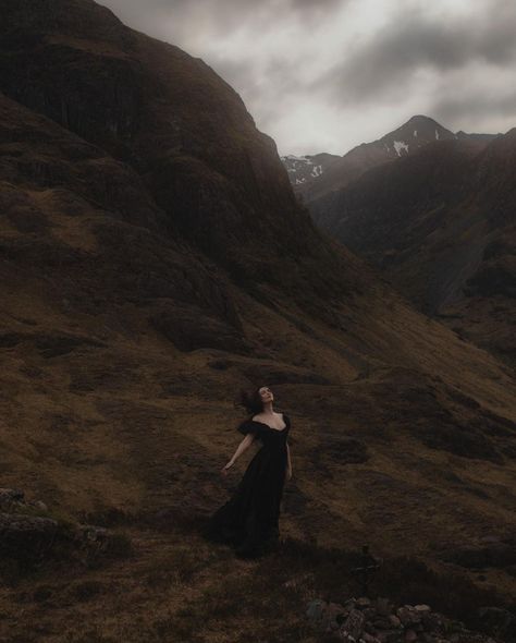 Autumn Cottagecore, Feminine Photography, Dark Autumn, Wuthering Heights, Come Home, Divine Feminine, Photography Inspiration, Instagram Photos, Photographer