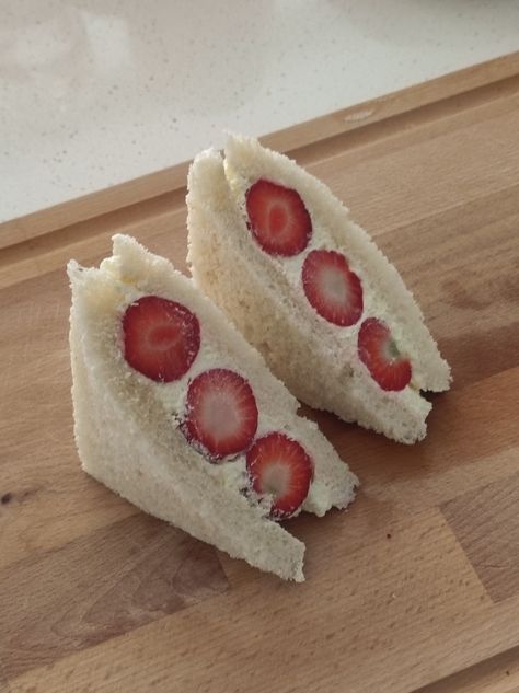 japanese strawberry sandwich aesthetic cute food Strawberry Sandwich Aesthetic, Japanese Strawberry Sandwich, Strawberry Sando, Aesthetic Cute Food, Sandwich Aesthetic, Strawberry Sandwich, Blue Cherry, Cherry Cola, Aesthetic Cute