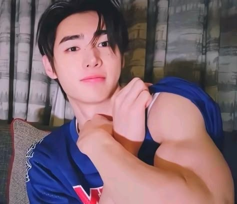 Sunghoon Flexing Biceps, Sunghoon Muscles, Sunghoon Hot, Sunghoon Biceps, Enhypen Sung Hoon, Enhypen Members Park Sunghoon, Sunghoon Park, Kpop Men, Korean Guys