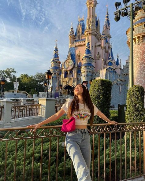 Universal Aesthetic Pictures, Theme Park Photo Ideas, Disney Inspo Pics, Christmas Disney World, Disneyworld Pictures, Hongkong Disneyland, France Castle, Anna Paul, Disney Poses