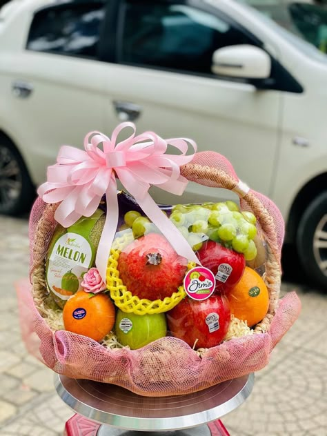 Parcel Buah Seserahan, Fruits Hamper Gift Ideas, Fruit Basket Packing For Wedding, Idea Gubahan Hantaran, Bakul Buah Hantaran, Gubahan Bunga Hantaran, Fruit Flower Basket, Coconut Decoration, Fruit Bouquet Ideas