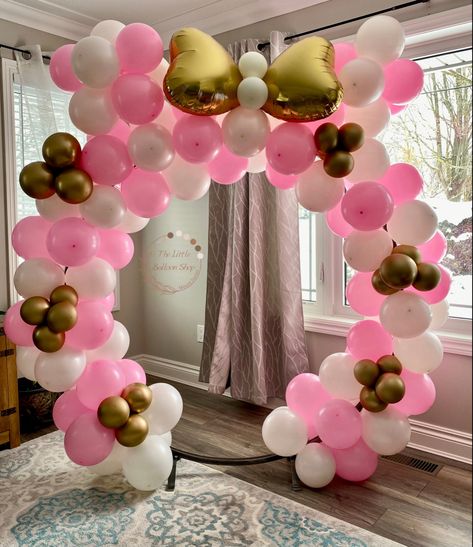 Minnie Mouse Ballon Arrangement, Minnie Balloon Arch, Minnie Mouse Backdrop Ideas, Minnie Mouse Balloon Arch, White And Gold Balloons, Balloon Birthday Themes, Minnie Mouse Decorations, Butterfly Garden Party, Minnie Mouse Theme Party