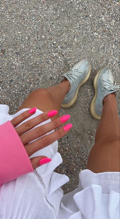 Bright Pink Nails With Chrome, Pink Beachy Nails, Bright Pink Chrome Nails, Vibrant Summer Nails, Summer Nail Inspiration, Barbie Pink Nails, Bright Pink Nails, Pink Chrome Nails, Hot Pink Nails