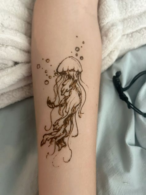 Jellyfish Henna Designs, Creative Henna Designs, Henna Tattoo Designs Ocean, Henna Design Thigh, Skin Drawing Ideas, Tattoos To Get For Your Parents, Henna Aesthetic Simple, Ocean Henna Designs, Cute Summer Henna