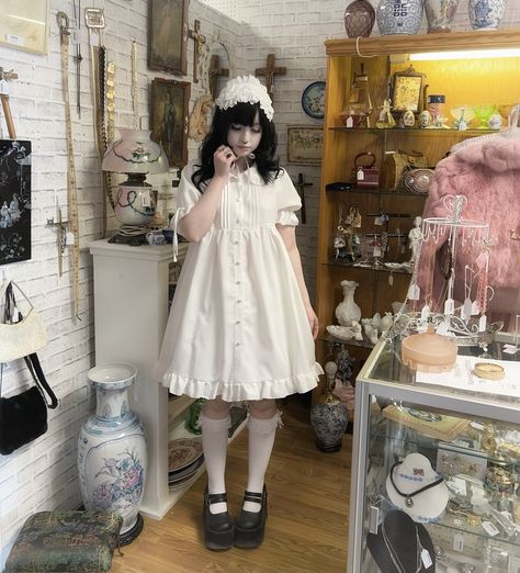 Doll at the antique store 🗝️🕰️🤍 Porcelain Doll Dress, Porcelain Doll Aesthetic Outfit, Doll Aesthetic Clothes, Porcelain Doll Outfit, Morute Fashion, Doll Core Aesthetic, Doll Aesthetic Outfits, Morute Outfits, Creepy Cute Outfits