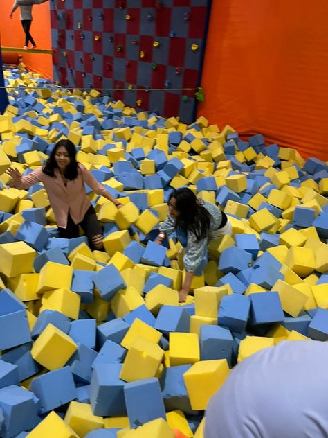 Trampoline Park Photo Ideas, Trampoline Park Aesthetic Friends, Trampoline Park With Friends, Trampoline Date, Trampoline Park Aesthetic, Fun Places To Go With Friends, Fun Life Aesthetic, Trampoline Aesthetic, Fun Activities To Do With Friends