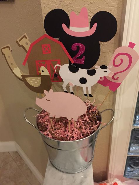 Minnie Mouse Farm Birthday Party Centerpiece Minnie Mouse Farm Party, Minnie Mouse Barnyard Party, Mini Mouse Cowgirl Party, Minnie Farm Birthday, Minnie Mouse Farm Birthday Party, Minnie Mouse Cowgirl Party, Minnie Baby Shower, Farm Themed Party, Mickey Theme