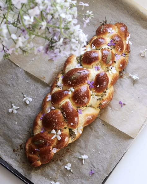 Dutch Oven Challah Bread, Easy Challah Recipe, Challah Bread Braiding, Challah Aesthetic, Challah Bread Recipe Jewish, Overnight Challah, Easy Challah Bread Recipe, Chrismukkah Party, Best Challah Recipe