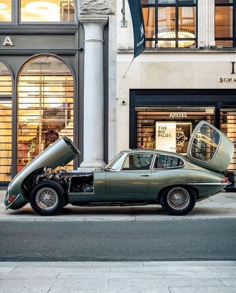 Jaguar E Type 1961, Aston Martin Sports Car, Jaguar Type E, Jaguar Sport, Jaguar Type, Mercedes Wallpaper, Iconic Cars, British Sports, British Sports Cars