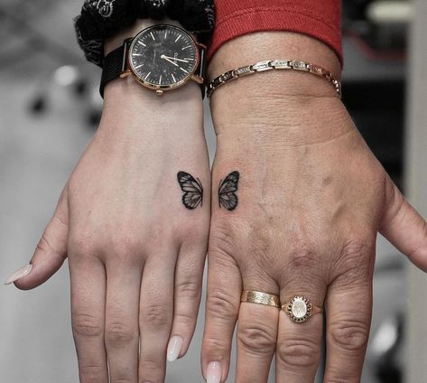 Tattoo For Daughter And Mother, Mother And Daughter Hand Tattoos, Tattoos Daughter And Mother, Tattoo That Go Together, Mom And Daughter Tatoos Ideas, Arm Tattoos For Mom And Daughter, Tatoos Matching Mother Daughters, Mom Daughter Finger Tattoos, Mother Tattoo Ideas For Daughter