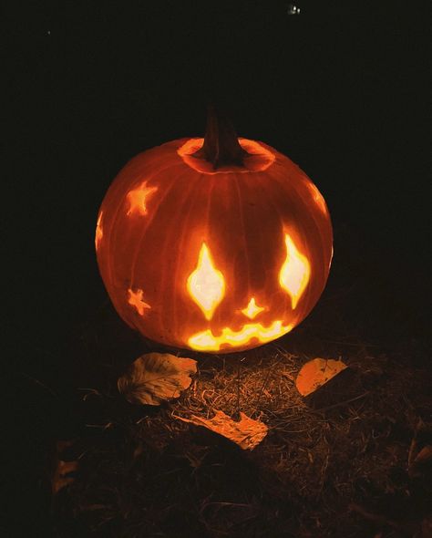 jack-o’-lantern season 🎃 look how cute my little guy is Jack I Lantern Ideas, Classic Jack O Lantern, Jack O Lantern Ideas, Cute Jack O Lantern, Scary Jack O Lantern, Pumpkin Inspo, Cute Pumpkin Carving, Pumpkin Carving Designs, Lantern Designs