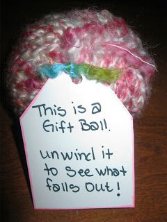 TIP GARDEN: Surprise Filled Gift Balls Gift Ball, Secret Pal, Secret Sisters, Navidad Diy, Cadeau Diy, Money Gift, Secret Santa Gifts, White Elephant, Elephant Gifts