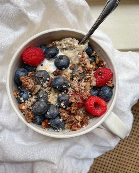 jeannette on Instagram: "spent too much money on out of season berries but i will say, this bowl was worth it 🤑 cinnamon sugar overnight oats (recipe below) topped with berries, skyr, granola, and more cinnamon sugar cinnamon sugar overnight oats: 1/2 cup oats 1 tbsp chia seeds 2/3 cup nut milk 2 tsp cinnamon sugar 1 tbsp vanilla protein (optional) pinch sea salt shake in a jar and refrigerate overnight or for at least 2 hrs 😗" Oat Bowls, Oats Recipe, Yogurt Bowl, Chia Seed Pudding, Overnight Oats Recipe, Nut Milk, In A Jar, Cinnamon Sugar, Overnight Oats