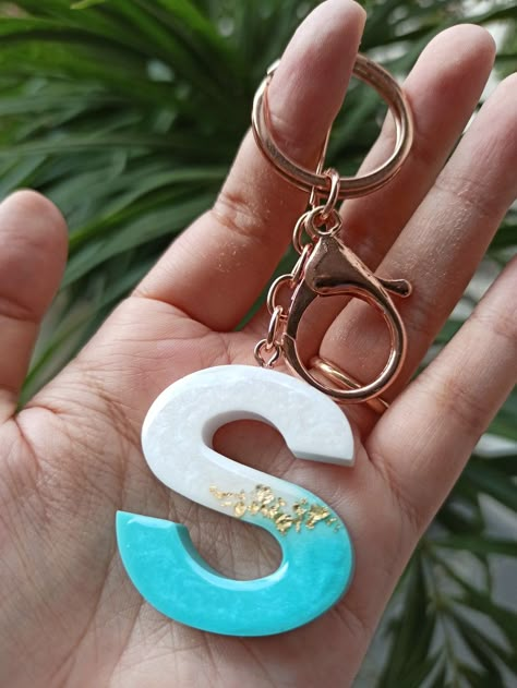 Resin keychains by dd_collab Names With S, Diy Resin Keychain, قلادات متدلية, S Names, S Letter Images, Keychain Craft, Letter Images, Letter Keychain, S Letter