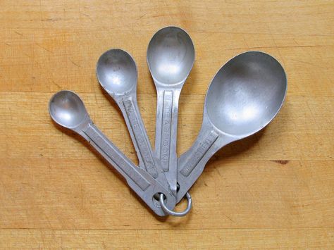 vintage measuring spoons Vintage Measuring Spoons, Vintage Kitchens, Retro Food, Measuring Cups & Spoons, Spoon Rests, Kitchen Must Haves, Retro Recipes, Vintage Dishes, Measuring Spoons