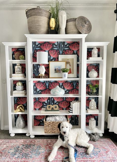 DIY wallpaper Bookshelf. Wallpaper Back Of Bookcase, Bookshelves With Wallpaper, Living Room Preppy, Diy Bookcase Makeover, Cheerful Bedroom, Bookcase Decorating Ideas, Wallpaper Bookcase, Home Decor Living Room Modern, Wallpaper Bookshelf