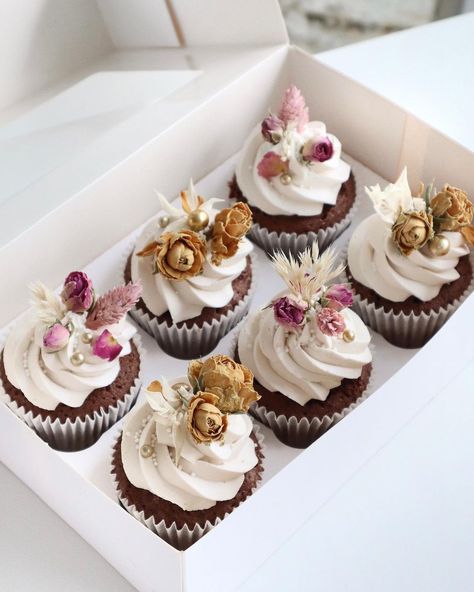 Dried Flower Cupcakes, Mothers Day 2023, Wonderful Friend, Flower Cupcakes, Elegant Cakes, Food Decor, Cake Board, Cupcake Ideas, Food Decoration