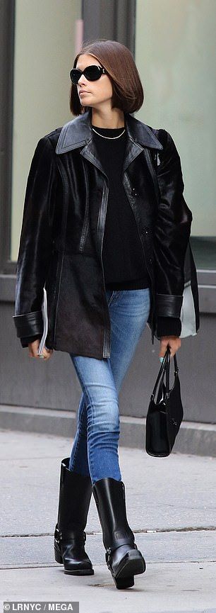 Kaia Gerber cuts a chic figure in denim bottoms with suede and leather jacket while stepping out NYC | Daily Mail Online Kaia Gerber Style, Look Jean, Walking Down The Street, Perfect Fall Outfit, Winter Mode, Looks Street Style, Outfit Look, Sarah Jessica Parker, All Black Outfit