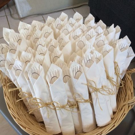 Burlap Center Piece Ideas, Wedding Silverware Wrap, Wedding Silverware, Wedding Paper Napkins, Napkins For Wedding, Confirmation Party, First Communion Decorations, Idee Babyshower, Communion Decorations