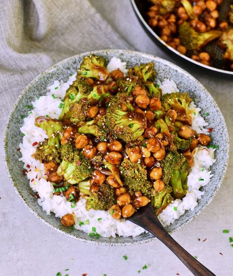 Garlic Broccoli Stir Fry With Chickpeas | Flavorful Recipe - Elavegan Garlic Broccoli Stir Fry, Vegan Chickpea Recipes, Broccoli Tofu, Stir Fry Recipes Healthy, Vegetarian Stir Fry, Vegan Stir Fry, Garlic Broccoli, Broccoli Stir Fry, Chickpea Recipes