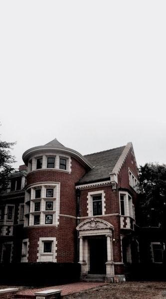 american Horror story Rosenheim Mansion, Ahs Wallpaper, Layout Wallpaper, Tumblr Movie, Foto Muro Collage, Tate And Violet, American Horror Story 3, Wallpaper Tumblr, Movie Wallpapers